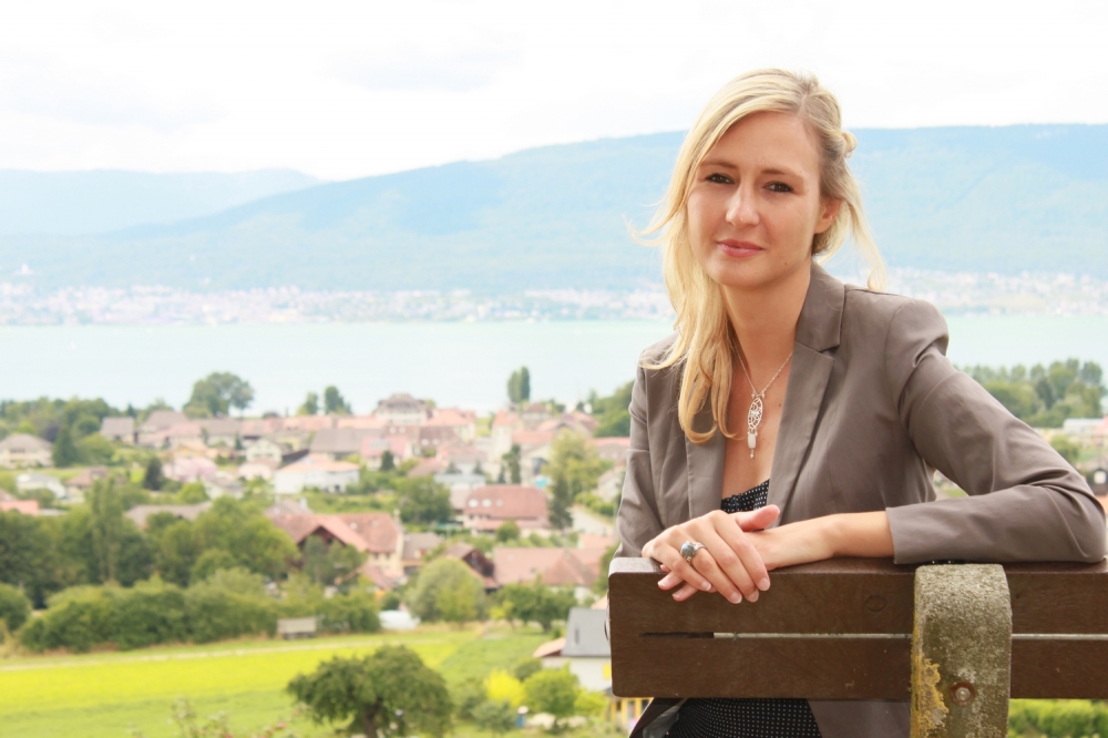 Sabine Peter, devant le parvis de l’église Saint-Théodule de Montet, qui domine Cudrefin, le canal de la Broye et le lac de Neuchâtel (30 juillet 2010).