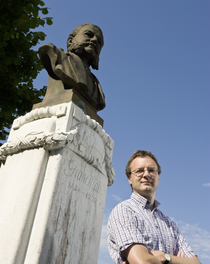 Stéphane Boillat sous la statue d’Ernest Francillon (1834 – 1900), créateur de la manufacture de montres Longines, à Saint-Imier, et grand-père de la romancière Clarisse Francillon.