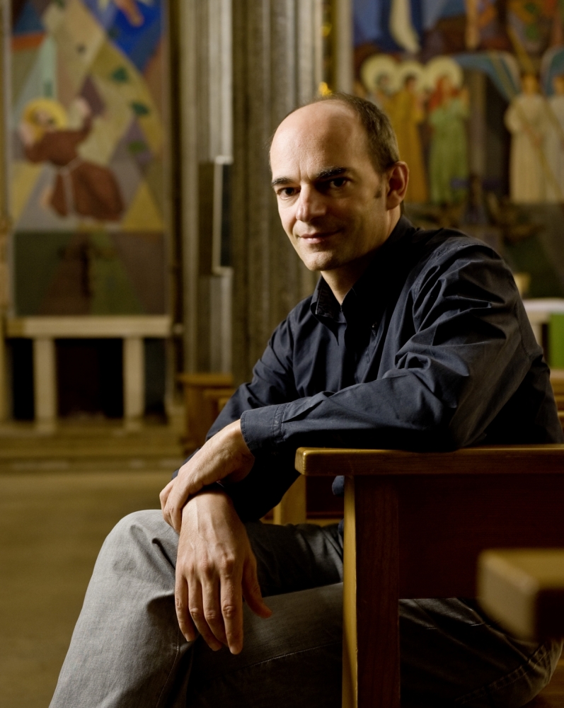 Fabien Crelier devant la fresque d’Albert Schnyder – l’ami fidèle de Werner Renfer – en la Chapelle de Montcroix, à Delémont, le 11 juillet 2009.