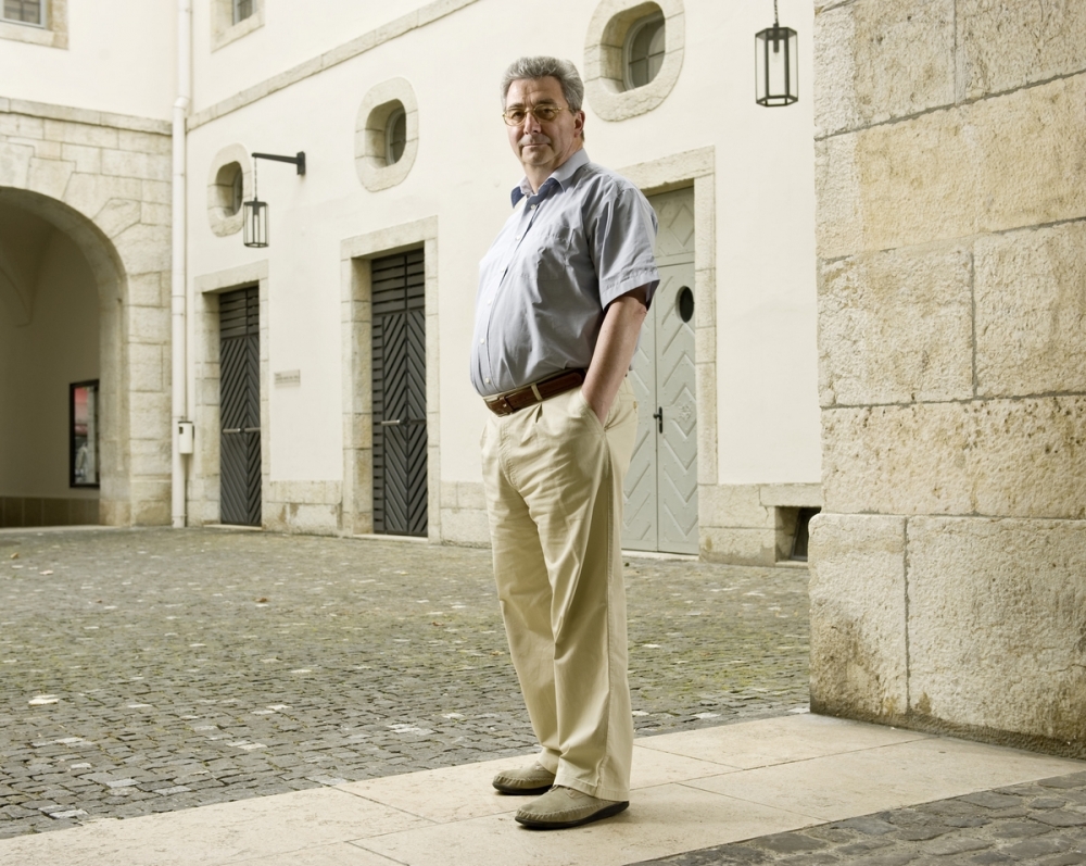 Benoît Girard dans la cour de l’Hôtel des Halles, à Porrentruy, où s’est installée la Bibliothèque cantonale jurassienne en 1982 et où est déposé le Fonds Werner Renfer depuis 1986 (9 juillet 2009).