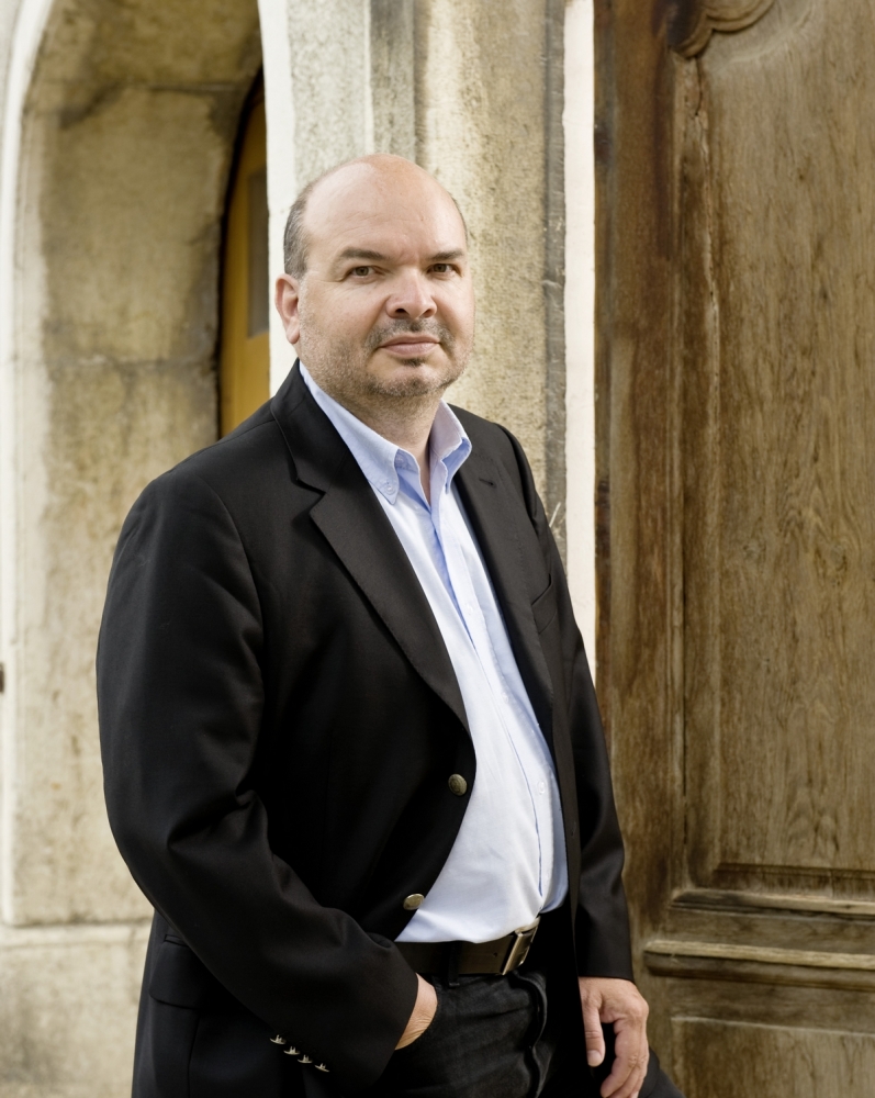Béat Grossenbacher devant la ferme natale de Werner Renfer, dite « Le Couvent », à Corgémont, le 8 juillet 2009.