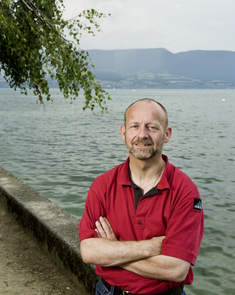 Dominique de Buman sur les rives fribourgeoises d’Estavayer-le-Lac, le 2 juillet 2009, avec, à l’arrière-plan, le sommet neuchâtelois du Soliat.
